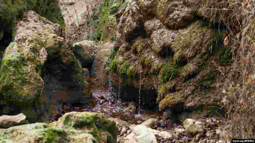 Від самого водоспаду залишилися лише тоненькі цівки