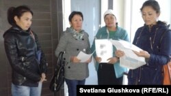 Жительницы города Шардара Южно-Казахстанской области стоят перед главным офисом партии «Нур Отан» в ожидании приема по жалобе на предполагаемые пытки в отношении их родственников. Астана, 19 сентября 2014 года. 