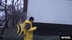 Москвадагы мигрант. Иллюстрациялык сүрөт.