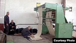 Узбекские заключенные во время рабочего процесса.