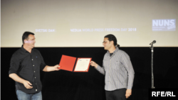 RFE/RL Balkan Service journalist Milan Nešić (right) receives an Award for Excellence in Investigative Journalism at a ceremony in Belgrade, Serbia, on May 8, 2018. 