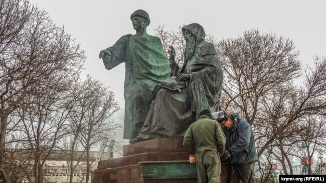 Памятник князю Глебу и игумену Никону в Керчи