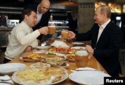 Medvedev și Putin într-un restaurant self service din Moscova