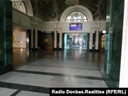 Опустевшее фойе Донецкого вокзала