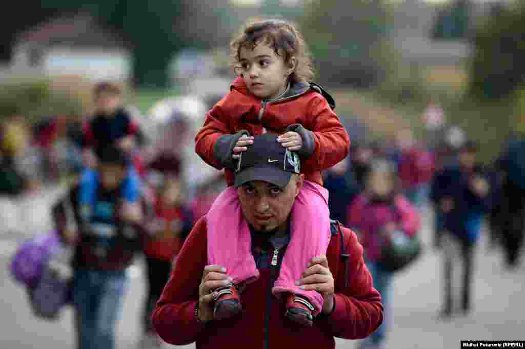 Roditelji pješače sa djecom prema mađarskoj granici
