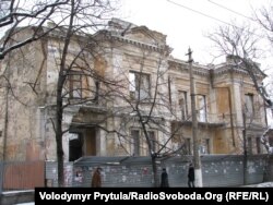 Полуразрушенное здание в центре Симферополя, архивное фото