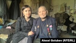 Reporterul Europei Libere Eugenia Pogor, alături de Gheorghe Codiţă, veteran al celui de-al Doilea Război Mondial