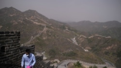 Turisti sa maskama šetaju delom Velikog zida u Badalingu, 24 april 2020.
