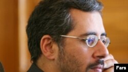 کامران باقری لنکرانی وزیر بهداشت ایران می گوید: بحث انطباق، کلان تر از جداسازی بیماران و پزشکان زن و مرد از يکديگر است.