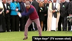 Gurbanguly Berdimuhamedow Türkmenistanda gurlan golf meýdançasynda oýnaýar. (arhiw suraty) 