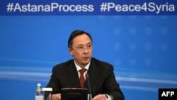 Ministrul kazah Kairat Abdrakhmanov, dând citire declarației finale a negocierilor de pace pentru Siria de la Astana, 24 ianuarie