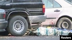 Теракті болған жерде жатқан қаза тапқан адамның денесі. Тараз, 12 қараша 2011 жыл. (Көрнекі сурет).