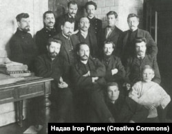 Євген Чикаленко (сидить посередині) серед співробітників редакції газети «Рада»