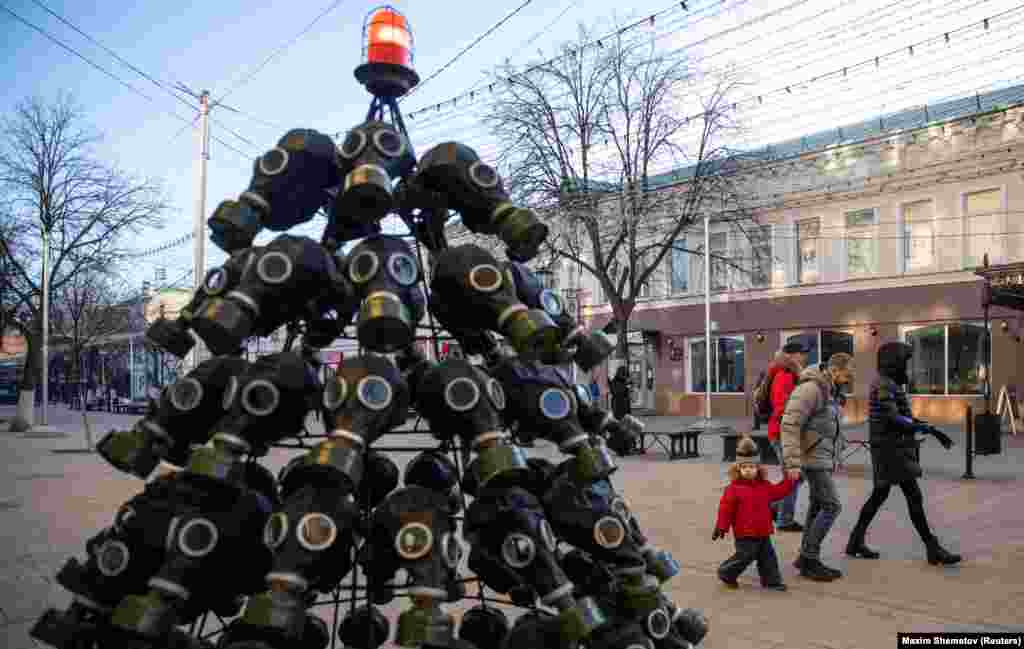 An unusual seasonal tree&nbsp;made of gas masks in the city of Ryazan.&nbsp;