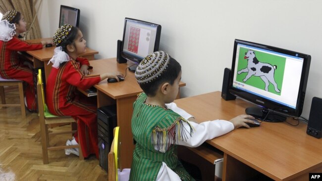 Дети в компьютерном центре в Ашгабате.
