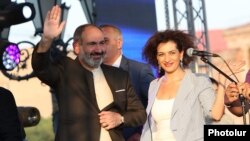 Премьер-министр Армении Никол Пашинян с супругой Анной Акопян во время митинга на площади Республики в Ереване, 17 августа 2018 г.