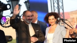 Armenian Prime Minister Nikol Pashinian with his wife Anna Hakobian at a rally in Yerevan, 17Aug 2018 