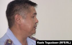 Представитель миграционной полиции выступает на суде по делу о депортации отца Софрония. Поселок Отеген батыр Алматинской области, 24 июля 2013 года.