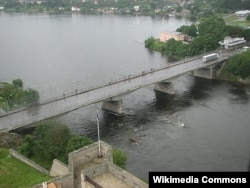 Пограничный «Мост дружбы» между Эстонией и Россией в городе Нарва