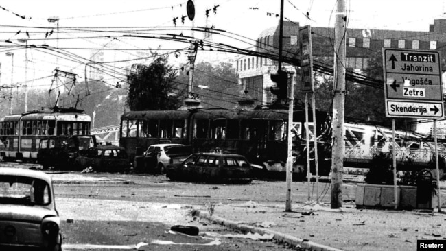 Изгорели коли и трамваи в центъра на Сараево, май 1995 г. Босненските сърби обсаждат града в продължение на 46 месеца, обстрелвайки го с артилерийски огън, гранати и снайперистка стрелба.
