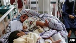 اطفال داخل بستر در یک شفاخانه کابل 