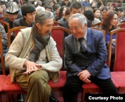 Жазуучулар Кубатбек Жусубалиев менен Кеңеш Жусупов Мурза Гапаровдун 80 жылдык юбилейинде. Бишкек, 25-март, 2016