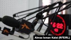 Микрофоны с логотипом «Азаттык Медиа».