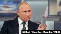 Ресей президенті Владимир Путин тікелей желіде тұрғындар сауалдарына жауап беріп отыр. Мәскеу, 7 маусым 2018 жыл. 
