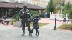 В аннексированном Крыму "вежливым людям", они же "зеленые человечки", новые власти поставили памятник