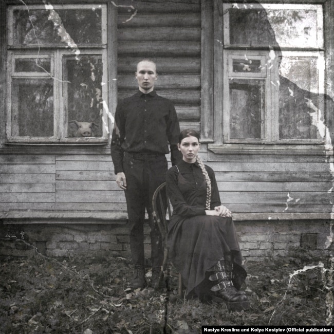Настя Креслина и Коля Костылев у своего дома в Подмосковье. Обложка альбома "Сладкая жизнь"