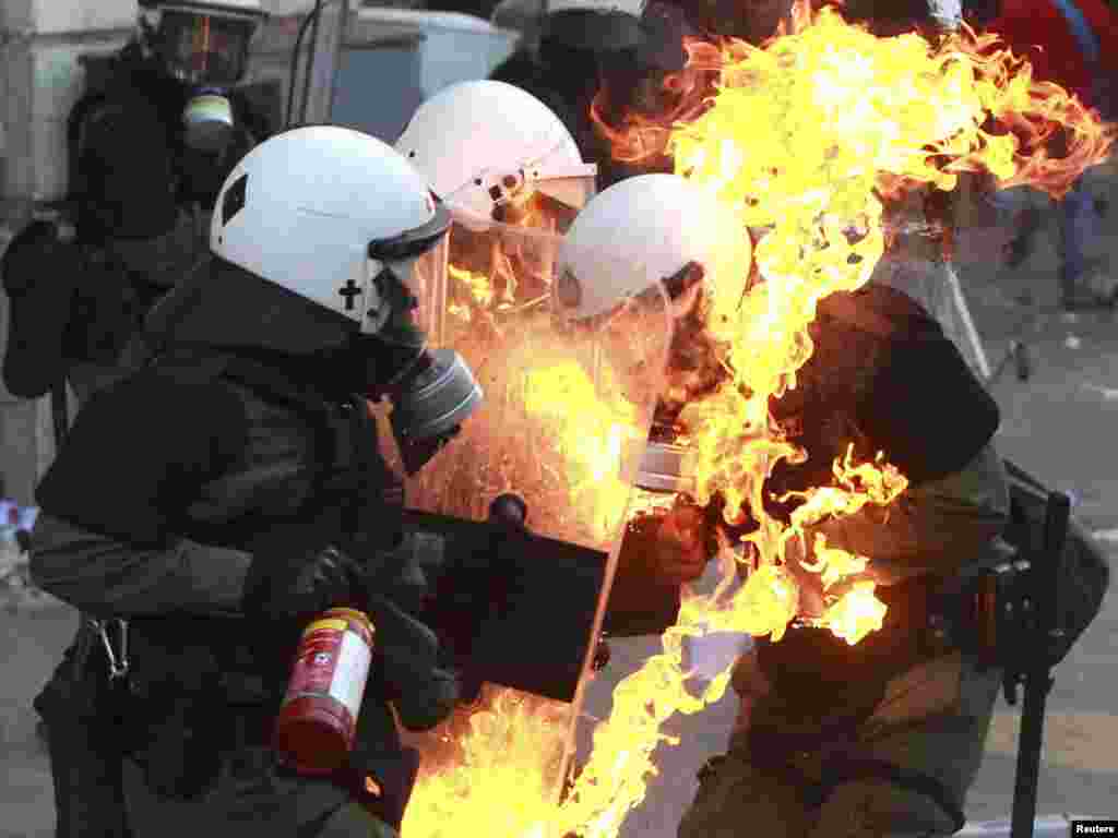 Молотов коктел фрлен за време на протестите во Атина 20.10.2011. 