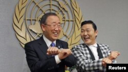 Këngëtari Psy duke i vallëzuar disa hapa "Gangnam Style" me sekretarin e përgjithshëm të OKB-së Ban Ki-moon më 23 tetor 2012