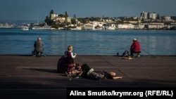 Люди рыбачат и отдыхают в Севастопольской бухте