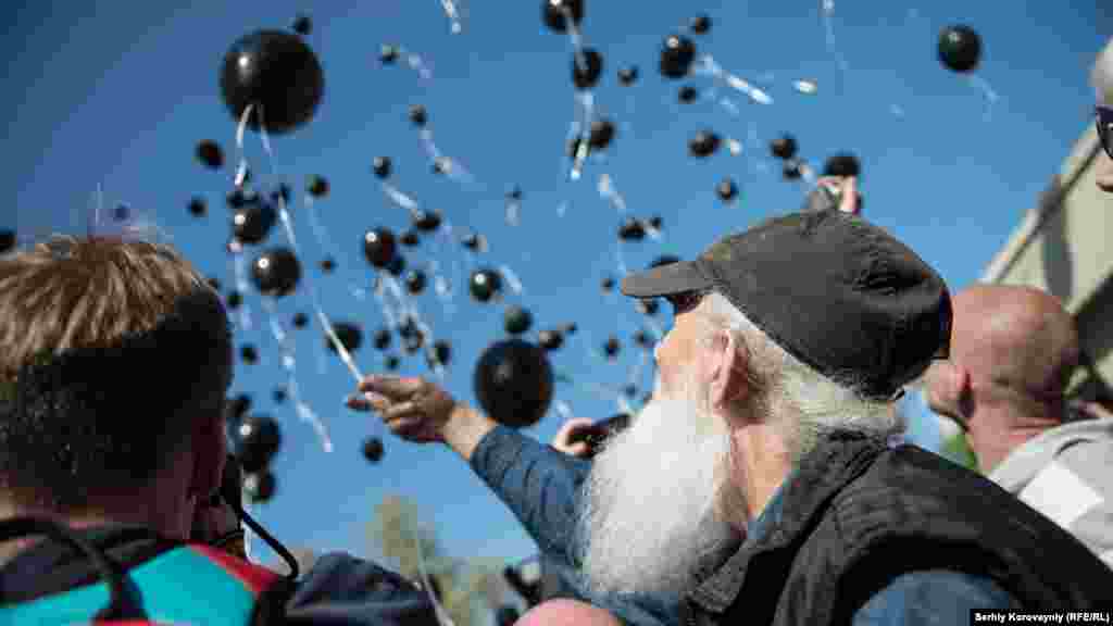 Чорні повітряні кульки в пам&#39;ять про загиблих. Два року тому 48 людей загинули у сутичках між проросійськими та проукраїнськими активістами, більшість із них згоріли під час пожежі у Будинку профспілок. Одеса, 2 травня 2016 року ДИВИТИСЬ ФОТОГАЛЕРЕЮ