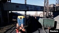 Железнодорожный состав и вагоны с углем