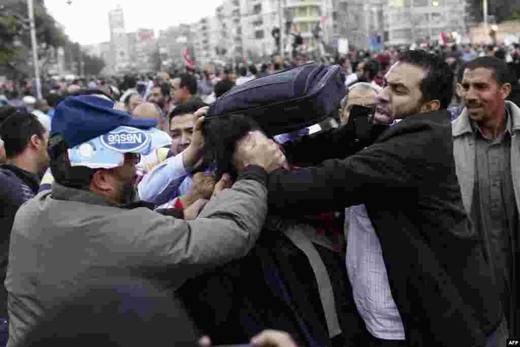 Sukobi pristalica i protivnika predsjednika Morsija, Kairo, 5. decembar 2012. Foto: AFP / Mahmoud Khaled 