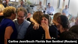 Журналисты американской газеты South Florida Sun Sentinel радуются присуждению премии.