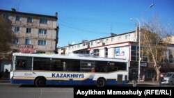 Пассажирские автобусы с нанесенным на корпус логотипом «Казахмыса». Жезказган, октябрь 2013 года.