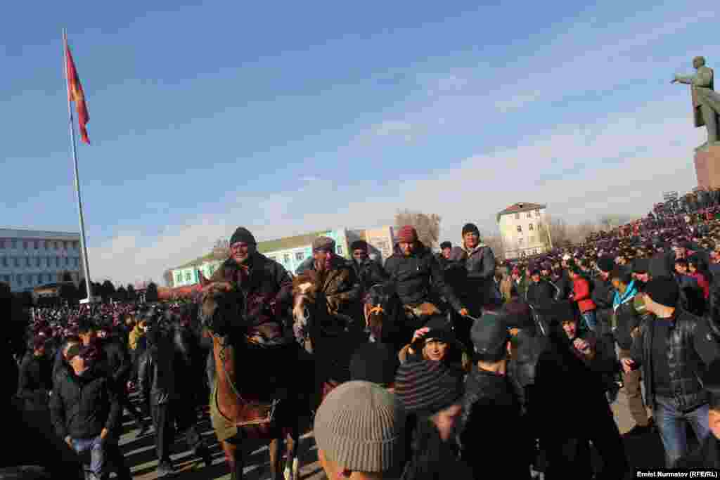 15 января в двух ключевых городах Кыргызстана &ndash; Бишкек и Оше &ndash; прошли выборы мэров. Внимание наблюдателей было приковано к Ошу &ndash; городу на юге Кыргызстана, где баллотировался Мелис Мырзакматов, бывший мэр, от которого, как многие полагали, стремился избавиться официальный Бишкек. После поражения Мырзакматова тысячи его сторонников устроили массовую демонстрацию с участием десятка всадников и сжиганием фотографии президента страны Алмазбека Атамбаева. Мелис Мырзакматов в конце концов распустил протестующих, но заявил, что демонстрации возобновятся через пару недель, как только потеплеет. 