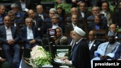 Иран президенті қызметіне екінші мерзімге сайланған Хассан Роухани парламентте ант беру рәсімінде сөйлеп тұр. Тегеран, 5 тамыз 2017 жыл.