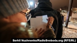Женщина пишет письмо захваченным ФСБ украинцам