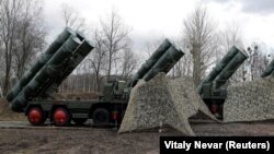 The United States says that the Russian S-400 missiles are incompatible with NATO systems. (file photo)