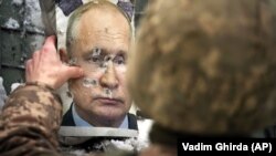 Një fotografi e presidentit rus, Vladimir Putin, e ekspozuar në rajonin Luhansk të Ukrainës.