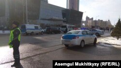 Сотрудник полиции у здания «Казмедиаорталыгы», где мужчина грозил взорвать газовый баллон. Астана, 20 февраля 2019 года.