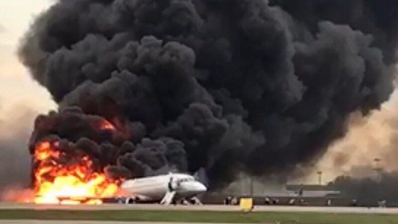 Не менее 13 человек погибли в результате инцидента с самолетом в «Шереметьево» – российские СМИ