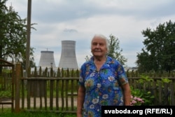 Юлія Лукша каля панадворка зь відам на будоўлю АЭС, 2016 год