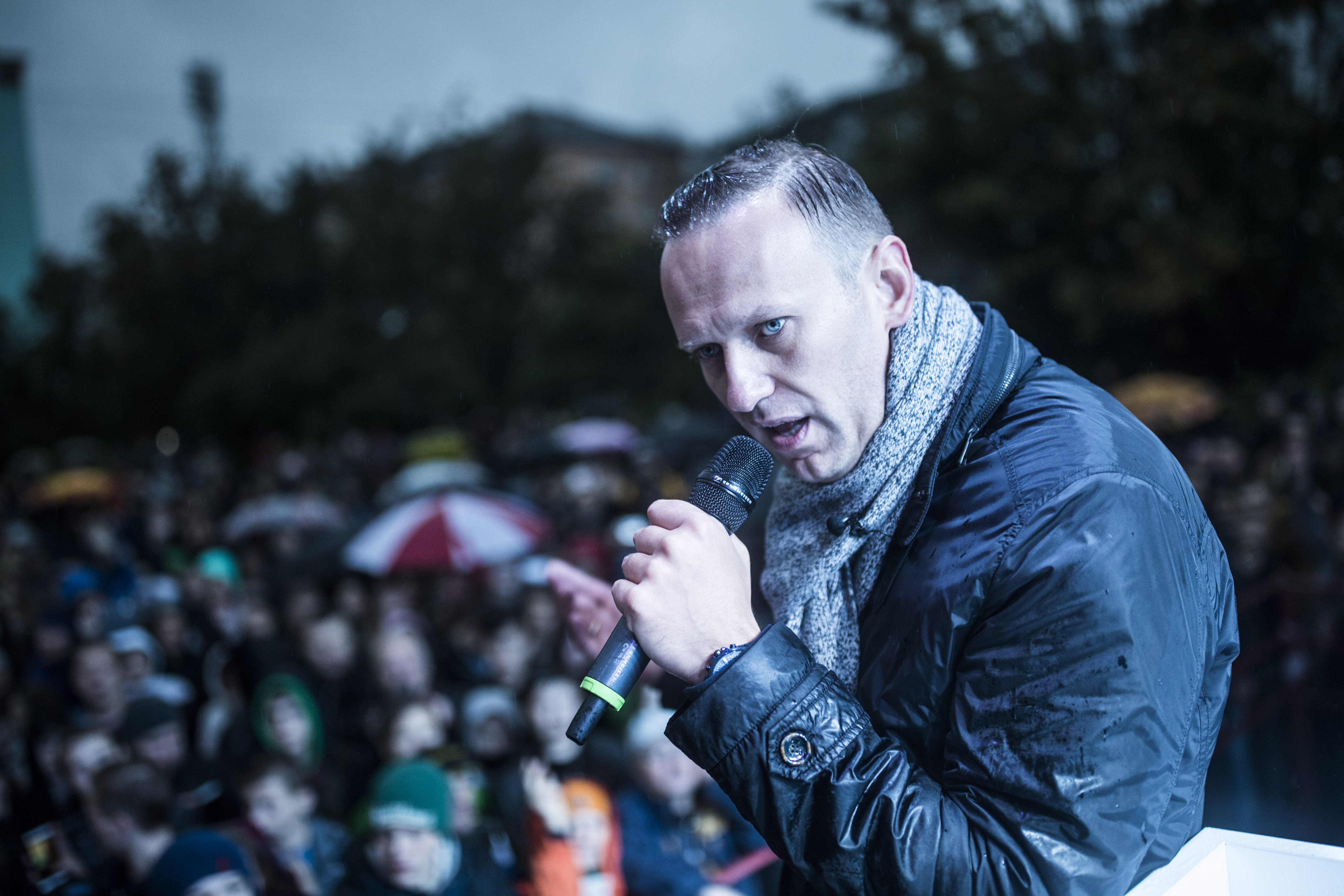 Блогера навального. Навальный под дождем. Навальный 2011.