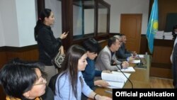 Участники заседания по рассмотрению апелляции на приговор гражданским активистам Максу Бокаеву и Талгату Аяну в областном суде в городе Атырау. 16 января 2017 года.