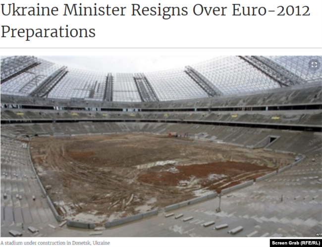 На фото зобразили тоді ще недобудований стадіон в Донецьку