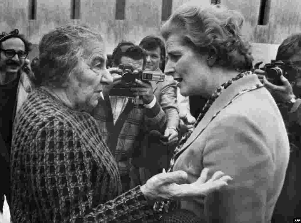 Margaret Thatcher talks with former Israeli Prime Minister Golda Meir (left) in Tel Aviv in April 1976.